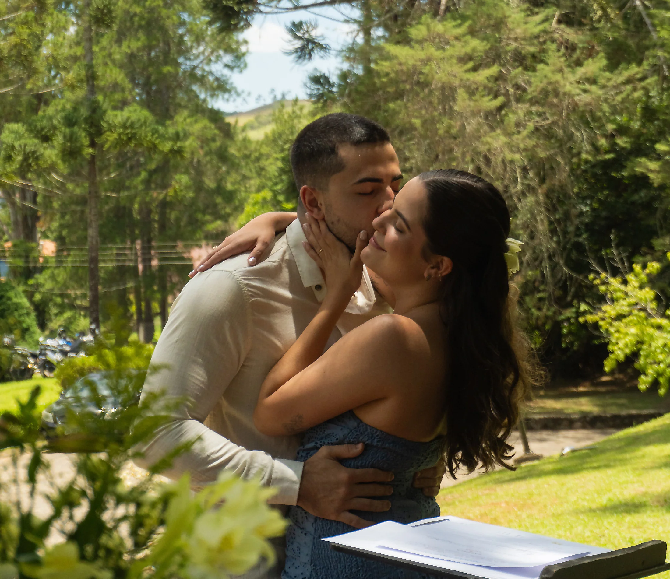 Casal em ensaio fotográfico no jardim